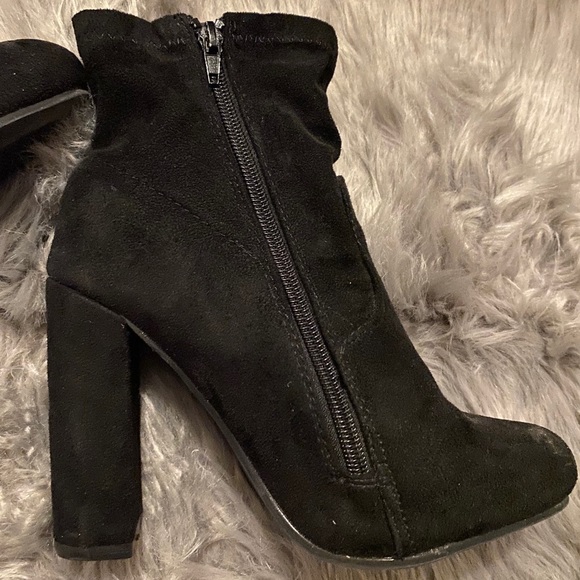 Black 4 inch heels boots with floral details - Picture 3 of 3